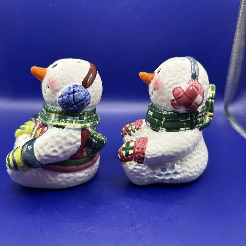 Vintage 1980s Unbranded Winter Snowman salt and pepper shakers Excellent  Cond